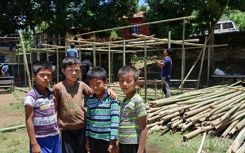 무너진 학교 앞에서