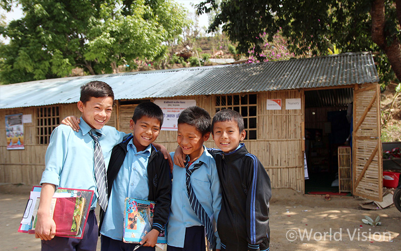 다시 지은 학교 앞에서