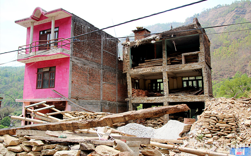 무너진 집의 잔해