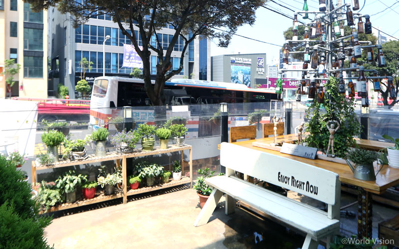 얼핏 보면 예쁜 카페에 온 것 같은 가게 소품들. (사장님이 직접 만드셨대요.)