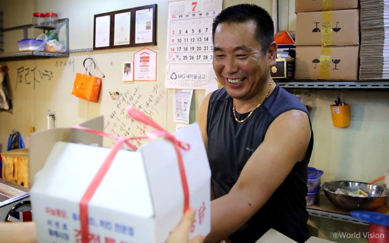 구수한 제주 방언과 함께 치킨을 건네주시는 인심 좋은 아저씨