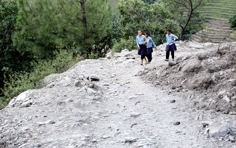 집을 잃은 사람들이 거리로 내몰리고 사회가 혼란스러워진 상황을 틈 타 인신매매 범죄가 더욱 극성을 부리기 시작 했습니다