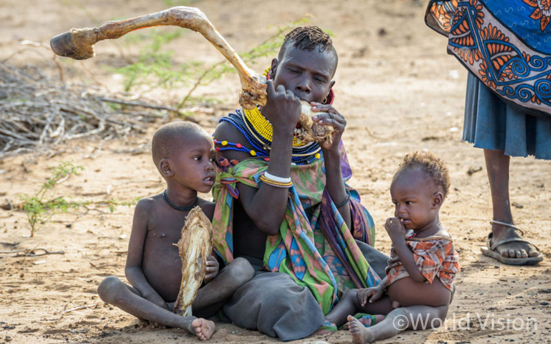 당나귀 뼈에서 골수를 빨아먹으려 애쓰는 엄마와 아이들