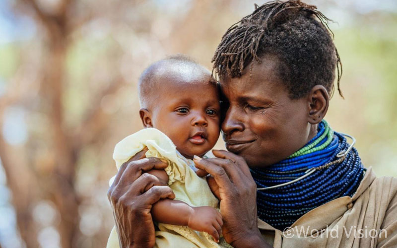 케냐의 한 마을에서 만난 한 살배기 Kari