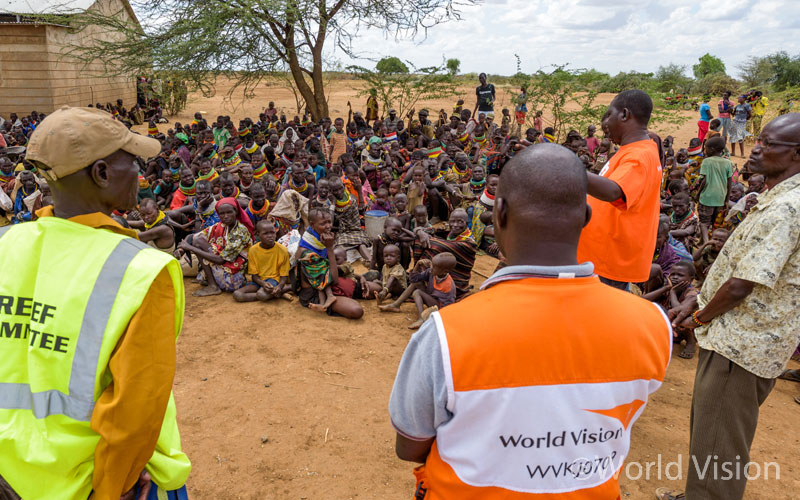 월드비전 식량을 배분 받기 위해 모인 주민들