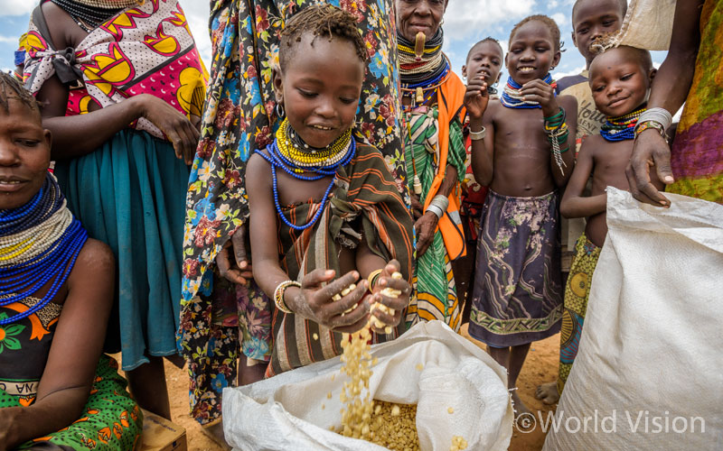 월드비전 식량을 배분 받기 위해 모인 주민들 1