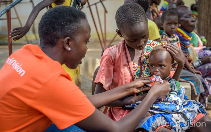 월드비전 식량을 배분 받기 위해 모인 주민들 2
