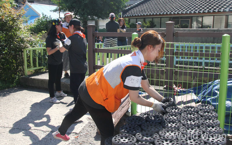 따뜻한 마음을 담아 연탄을 배달합니다