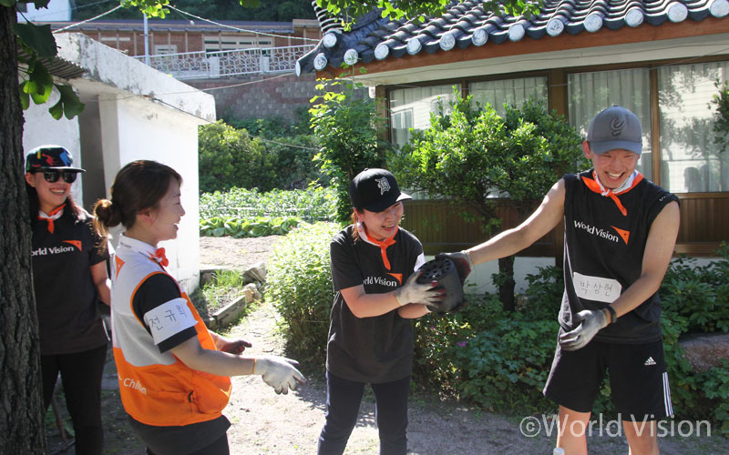 그늘도 없는 땡볕, 무거운 연탄을 나르면서도 웃을 수 있는 것은, 훈훈한 마음 덕분이겠지요? :)