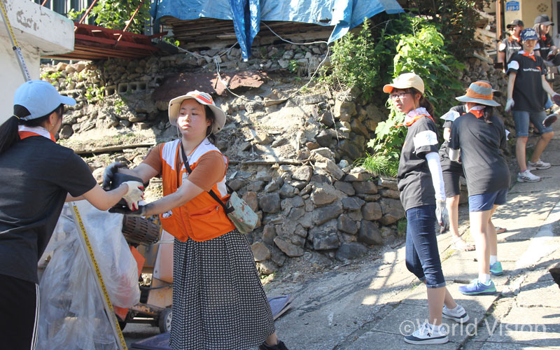 구슬땀을 흘리며 연탄을 나르는 봉사단. 연탄이 생각보다 무겁답니다. 한 장에 무려 3.5kg !