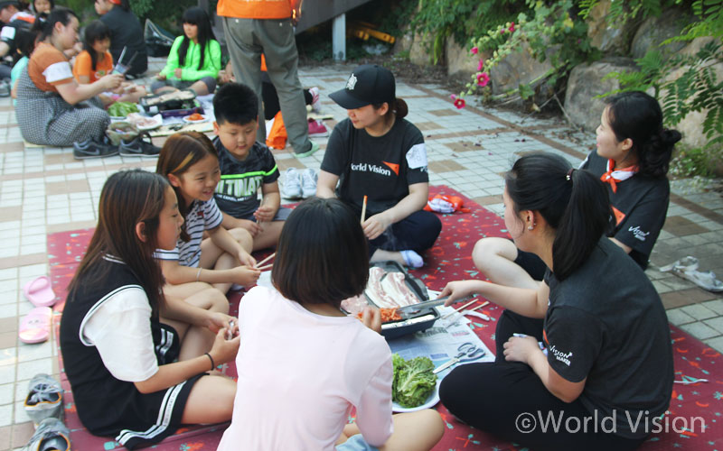 배달을 마치고 도란도란 둘러앉아 지역아동들과 함께하는 삼겹살 파티 ♪ 고기는 한결같이 꿀맛.