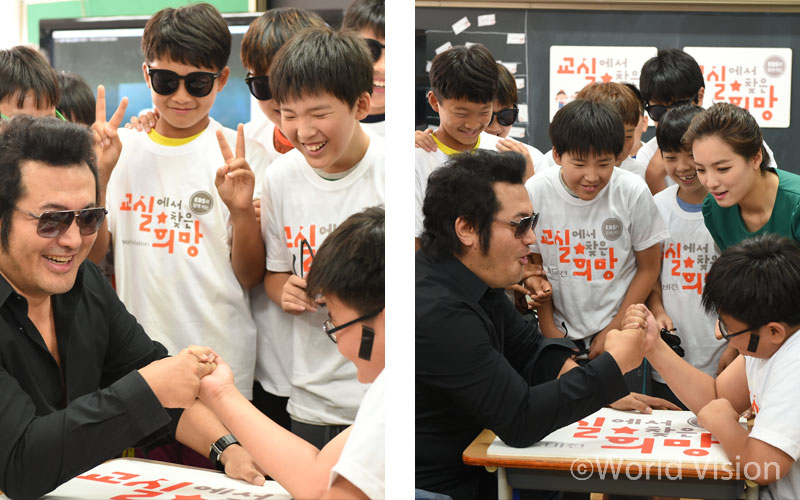 팔씨름 대회에 출전하는 아이들