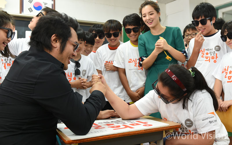 리틀 김보성을 꿈꾸는 초딩 도전자들이 끊임 없이 속출하자, 김보성 홍보대사가 또 자신 있게 외칩니다.