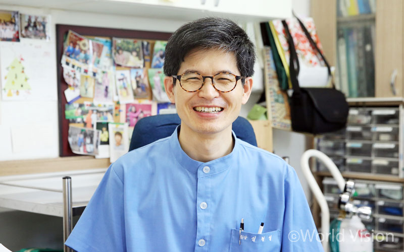 서른두 살의 열정 넘치는 청년이었던 심형섭 씨. 친구 7명과 함께 월드비전을 찾았다