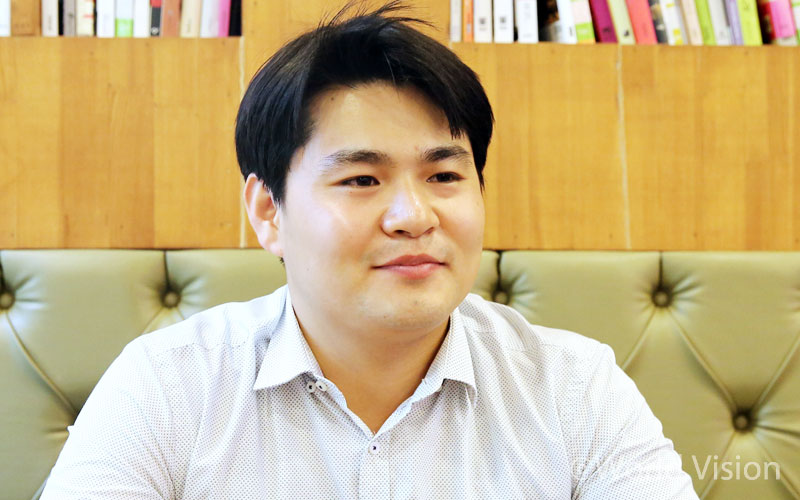 앳된 고등학생이었던 김영권 씨