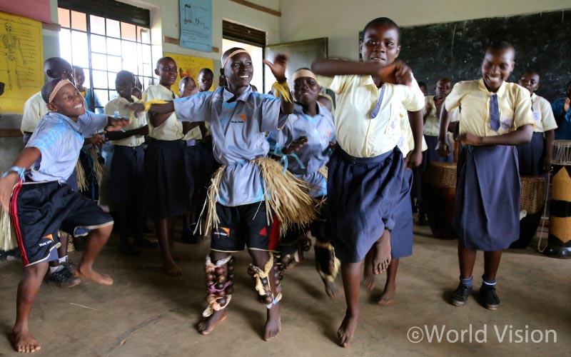 르완다의 바키가족, 우간다의 바뇨로족 아이들이 댄스 배틀을 벌이고 있다.