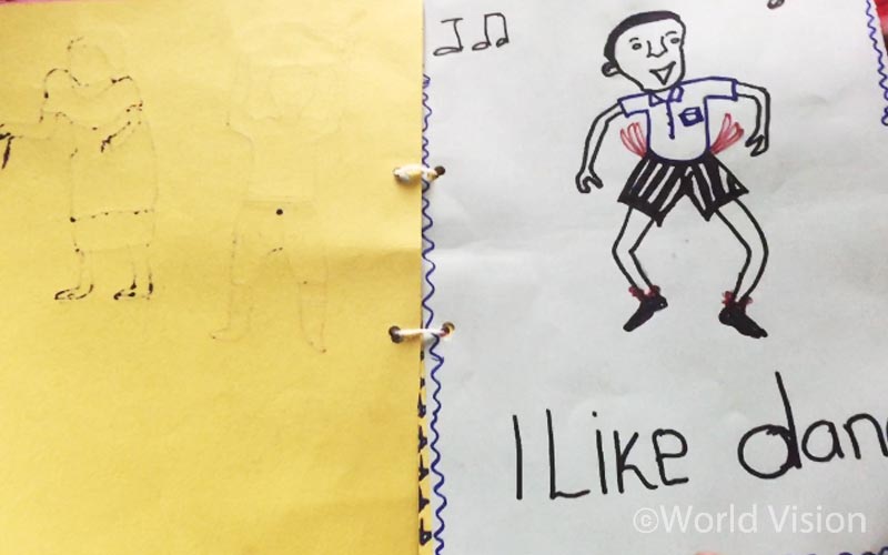 피스클럽 시간에 아이들이 적은 '평화'를 가져오는 방법, 춤을 추는 것이다.