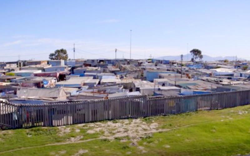 불에 잘타는 자재로 지어진 임시 주거시설이 밀집되어 있기 때문이죠