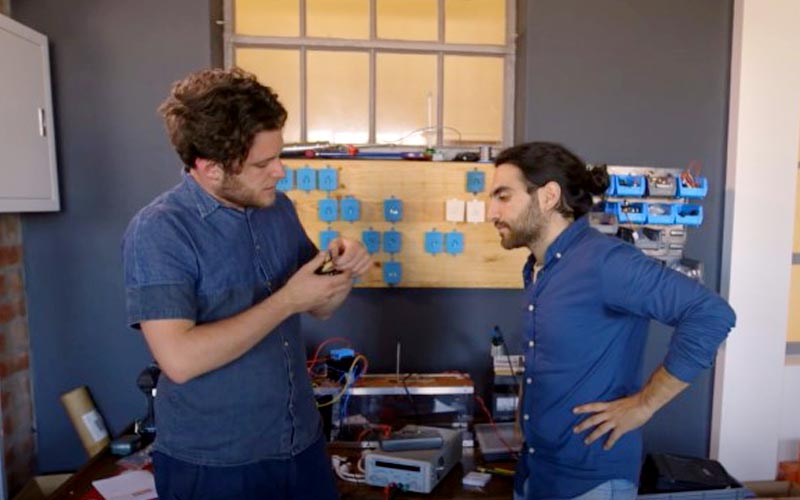 프로젝트 팀이 연구 끝에 고안한 것은 바로 '온도'를 감지하는 화재 감지기입니다.