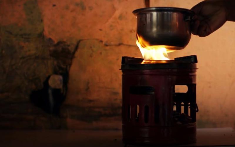 불을 피우는 형태의 아궁이나 난로는 대부분 집 내부에 있기 때문에, 집 안엔 항상 연기가 자욱합니다.