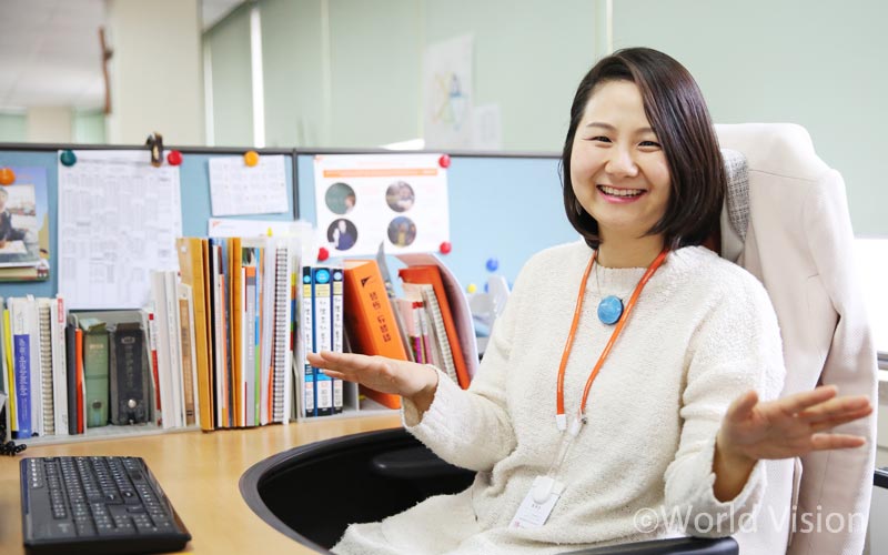국제사업본부 지역개발팀 고영 前 팀장 (사진 컨셉: 국제사업에 어울리는 국제적인 줴스쳐)
