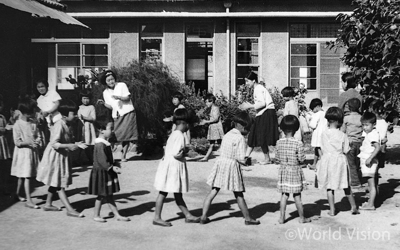 돈이 있어도 다닐 학교가 없고, 식량을 살 곳이 없으면 무용지물이었죠