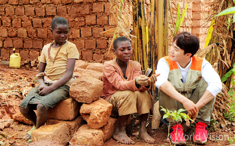 남매는 제대로 된 한 끼조차 먹지 못한대요