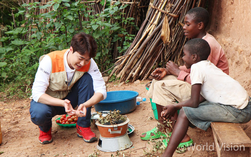 산에 나는 이름 모를 풀들을 주식으로 먹고사는 남매의 현실