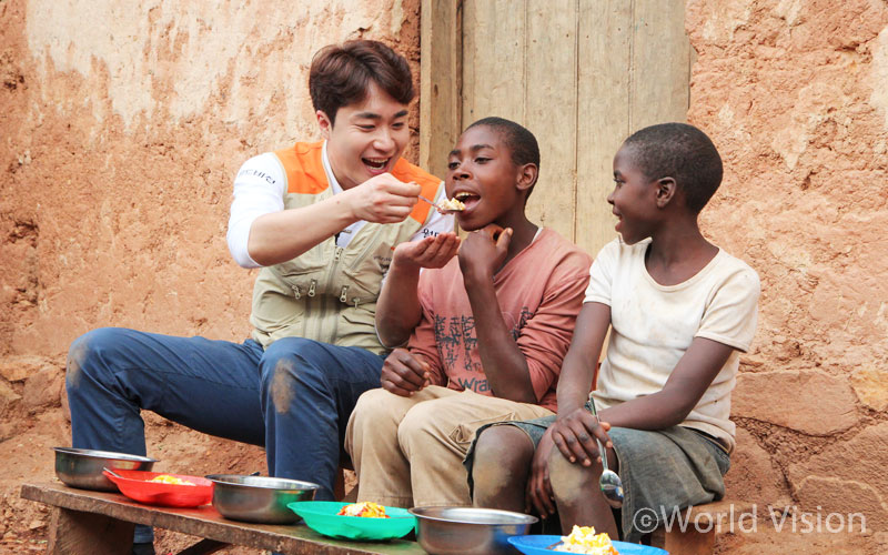 흙 마당의 단출한 나무 의자에 앉아 함께 음식을 먹고 온기를 나누며