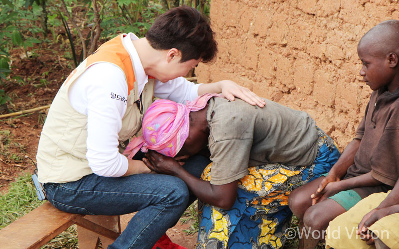 함께 눈물을 흘리며 깨달았어요 나눔에 대해서 참 오해했었구나