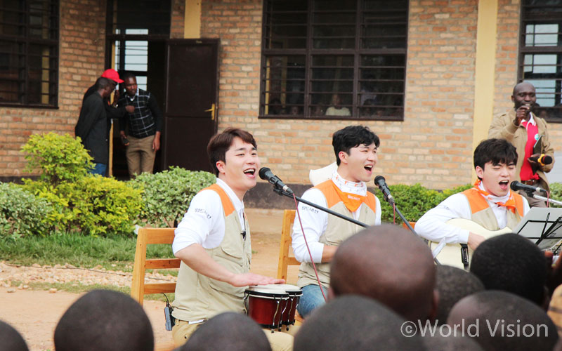 르완다에 b>모두가 기적 같은 시간이더라고요