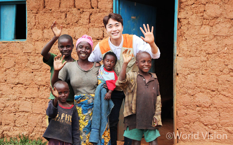 아픔의 땅 아프리카 르완다에 다녀온 후 월드비전의 열혈후원자가 된 가수 조성모