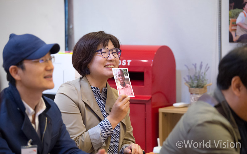그처럼 이제 막 후원자가 된 새내기 후원자들도 자신의 아동사진을 보여주며 ;첫 마음을 나눈다