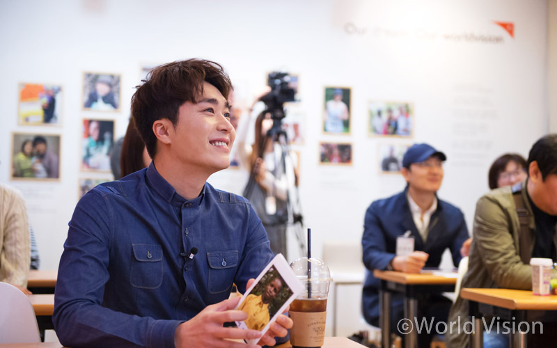 오랜만에 아이들을 보자 금새 미소가 가득해진 조성모. 이내 그의 눈가가 촉촉해진다.