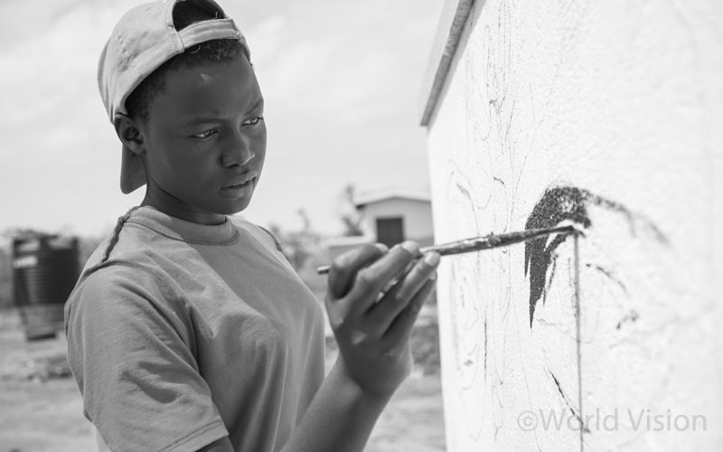 리나는 그 위에 자신의 얼굴을 그리고 여자 영웅들의 모습을 형상화 했습니다.
