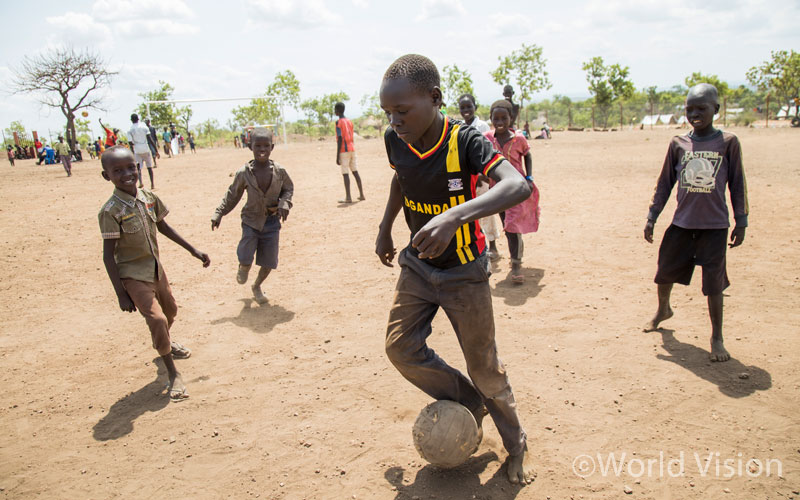 고통스런 기억을 잊기 위해 학교 생활과 축구에 몰두하며 바쁘게 살려고 노력한다는 존