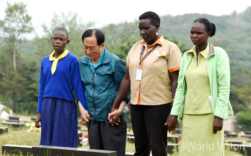 여든 셋 고봉서 후원자가 아프리카 케냐 소녀의 손을 꼭 잡고, 10년 전 세상을 떠난 딸의 묘비 앞에 섰습니다