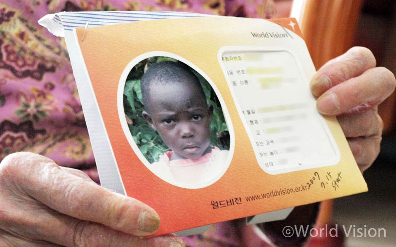 유품을 정리하다 아프리카 아이의 사진과 편지를 발견한 고봉서 씨는 언젠가 딸이 했던 말이 생각났습니다