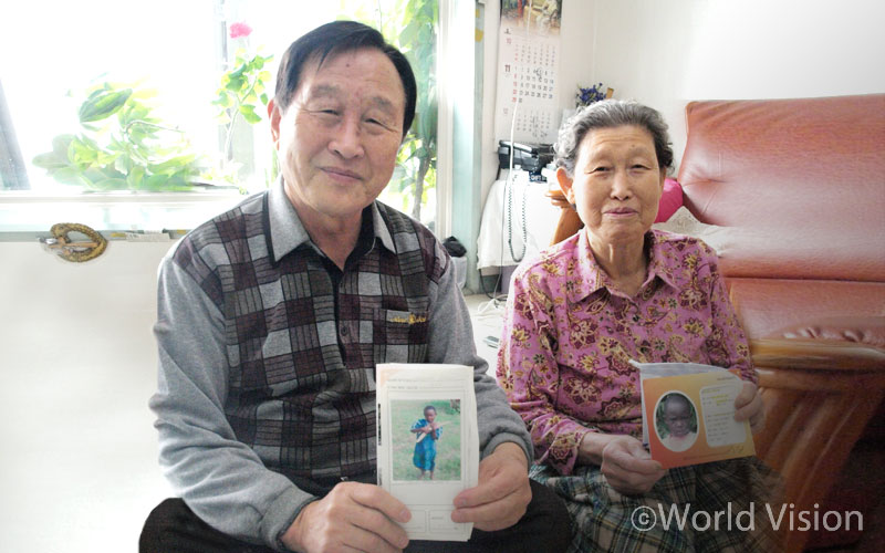 유언에 따라 딸의 흔적을 지워낸 고봉서 후원자의 집엔, 수잔이 보내오는 사진과 편지가 차곡차곡 쌓였습니다.