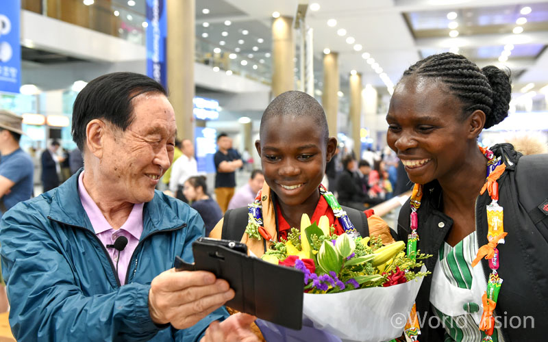 새벽 4시, 공항에서 서로를 처음 만난 두 사람.