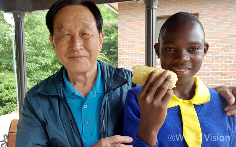 옥수수 앞에서 사진을 찍은 수잔의 모습을 기억해 손수 찐 옥수수 간식도 준비 했습니다.