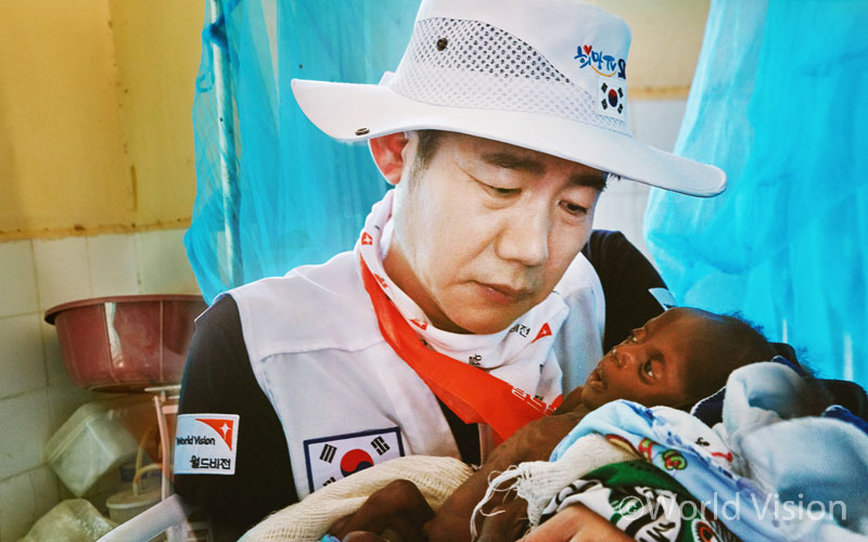 아이는 심각한 영양실조로 소리 내어 울 힘조차 남아 있지 않았습니다