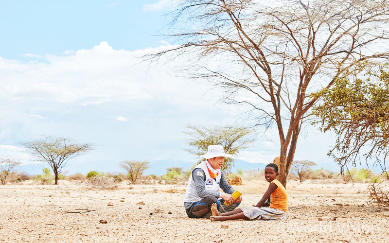 그 눈망울을 바라보며 제가 해줄 수 있는 거라곤 그 작은 어깨에 지어진 큰 짐을 잠시 들어주는 것 밖에 없었습니다.