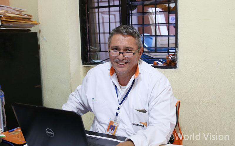 과테말라에서 농업 분야 박사 학위가 있다는 것은 수입이 괜찮은 직업을 보장합니다. 하지만 높은 연봉과 좋은 직장은 파파 아르만도에게 큰 의미가 없었지요. 그의 시선은 어린이와 주민을 향해 있었습니다.