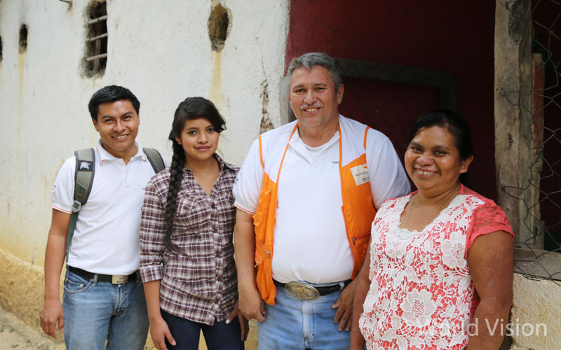 파파 아르만도는 마을 아동과 주민을 직접 만나 이야기하는 것이 즐겁습니다. 그래서 아동 모니터링 담당 직원의 가정 방문을 종종 동행하지요~!