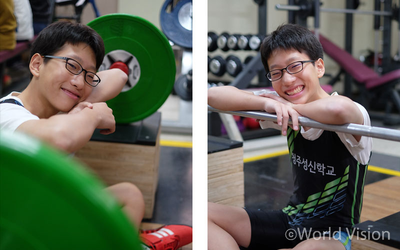 승훈이는 역도를 시작하며 조금씩 세상과 소통하기 시작했고 엄마의 삶도 달라졌다.