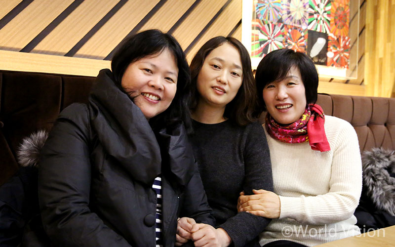 월드비전 경남비전센터 부모모임에 참여하고 있는 주일이, 정우, 동욱이 어머니(왼쪽부터)