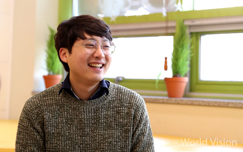 안경 너머 훈훈한 미소가 인상적인 김완영 팀장님