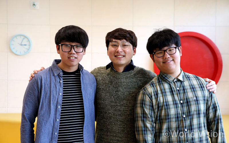 아이들의 성장을 지켜볼 때 가장 큰 힘이 된다는 김영완 팀장과 용태와 원태