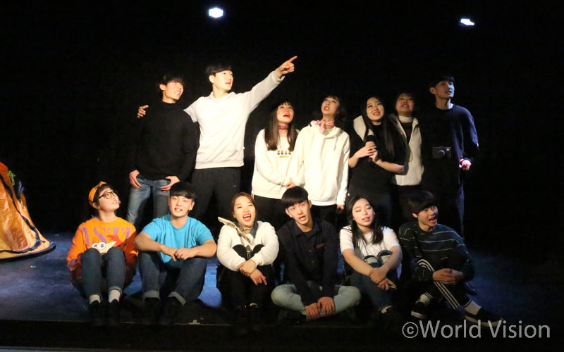 공연 하루 전날, 연습에 열중하고 있는 배우들